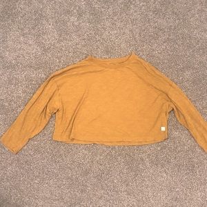 Vuori Long-Sleeve Crop Top. Size M. Color Gold.